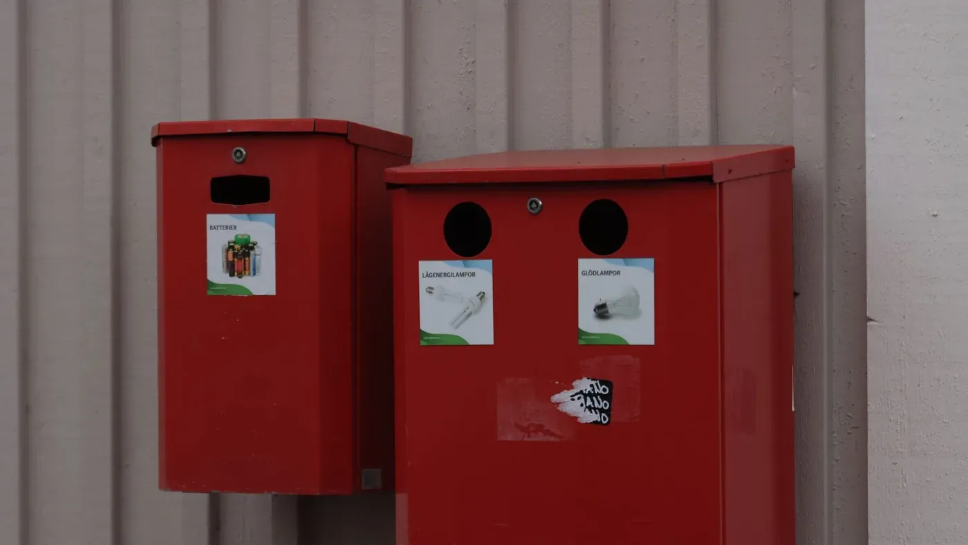Röda insamlingskärl för batterier och lågenergilampor